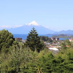 ... Wir schauen direkt auf den See und den Vulkan.