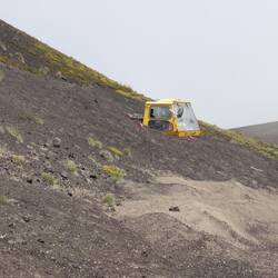 Alles hier Ist verlassen, überall liegen Wracks von Kränen und Seilbahnteilen