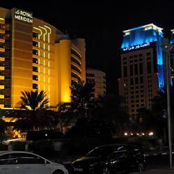Habtoor Grand Hotel bei Nacht (blau beleuchtet)