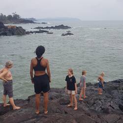 Lehrerin zeigt uns Fledermaushöhle