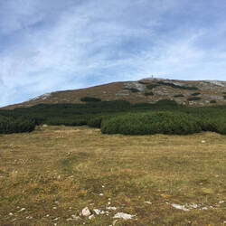 Das Gipfelkreuz betrachten wir heute nur von der Ferne. Ich verweigere weitere zusätzliche Schritte.