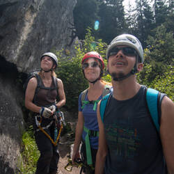 Die Nachhut beobachtet zunächst aufmerksam den Einstieg