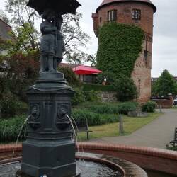 Brunnenskulptur auf Regen eingestellt