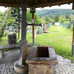 Hier sprudelt Mineralwasser aus dem Boden wenn man pumpt