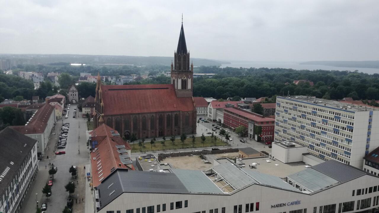 Blick über Neubrandenburg mit Kulturkirche