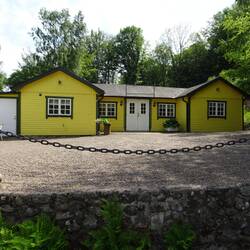 Das ist das Klövahallar Veranstaltungshaus.