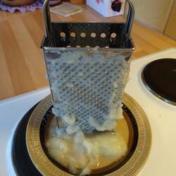 Zwiebelbrei aus der Reibe