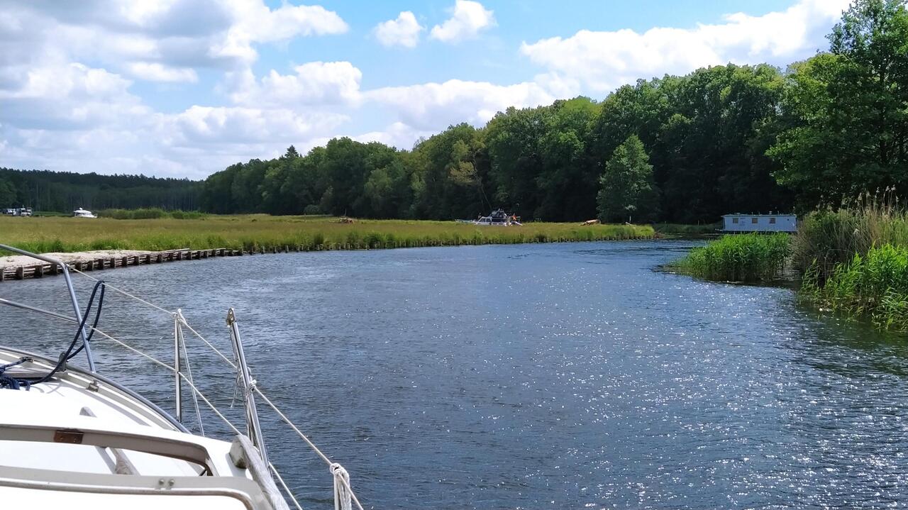 Boote fahren scheinbar durch die Wiese