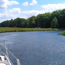 Boote fahren scheinbar durch die Wiese