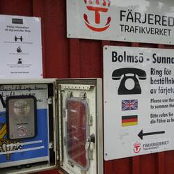 Mit dem Gerät im Kasten muss man die Fähre rufen.