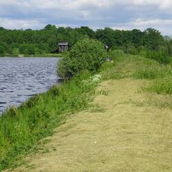 Der Wall zum Stauen des Wassers