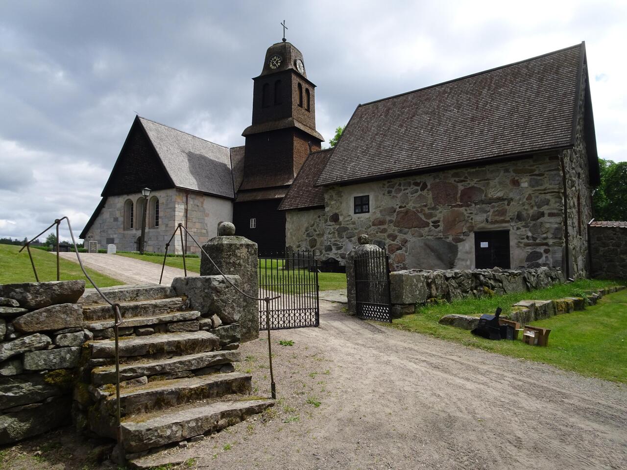 Links die Klosterkirche, rechts die Pfortenkapelle