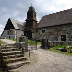 Links die Klosterkirche, rechts die Pfortenkapelle