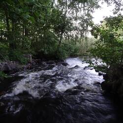 Wasserfall vom See ins Meer