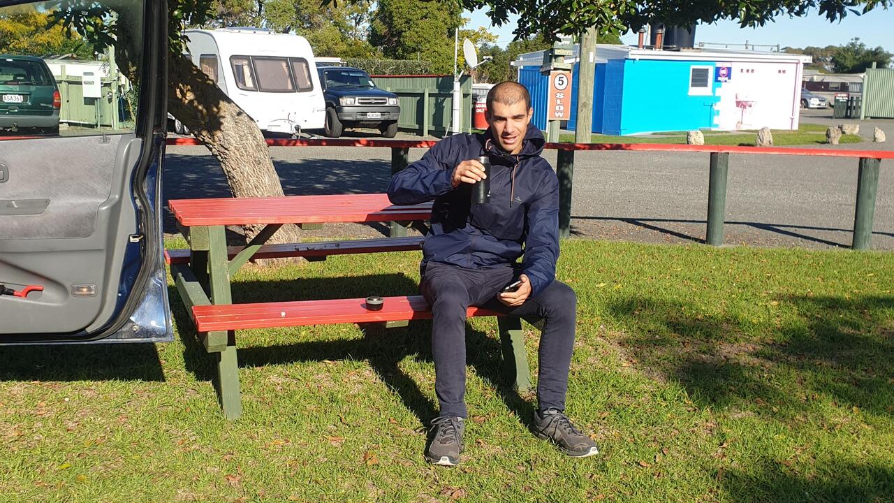 une des premières photo sans casquette depuis la tête rasée