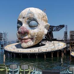 Sieht aus wie der Joker, isser aber nicht... Seebühne Bregenz: Bühnenbild Rigoletto
