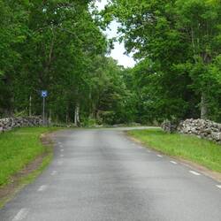 Mittelalterliche Steinmauern säumen die Straße.