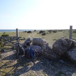 Jemand meinte es wohl zu gut, den Weg für Autos zu sperren. Fahrräder sind erlaubt, also: drüber heben.