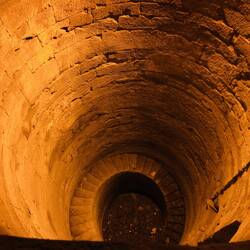 Das Nilometer in Kom Ombo ist in Form eines runden Brunnenschachtes errichtet worden, den man begehe