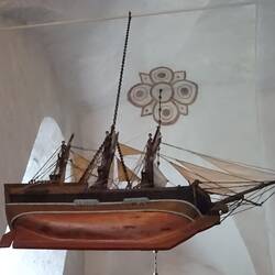 Und es gibt ein Schiff in dieser Kirche.