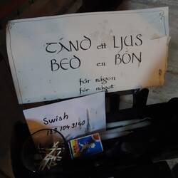 Mehr Pragmatismus: Kerzen und Spenden können bargeldlos per Swish bezahlt werden.