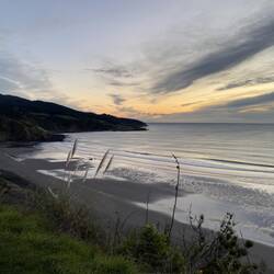 Sonnenuntergang am Ngarunui Beach in Raglan