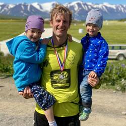 Leni ist sehr glücklich über ihre neue Medaille