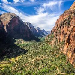 Blick ins Tal von halber Höhe- da kommen wir uns schon ganz schön klein vor
