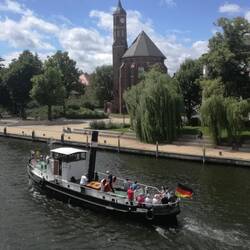 Museumsdampfer “Luise“ vor der Johanniskirche
