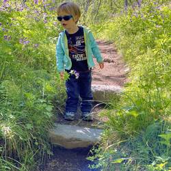 Jona und seine Sonnenbrille. An manchen Tagen - egal ob Sonne oder nicht - hat er sie immer auf