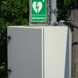 ...aber mit Defibrillator.