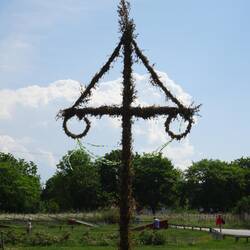 Die erste öffentliche Majstång, die ich sehe. Es wird die einzige auf dieser Reise bleiben.