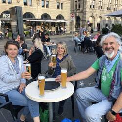 Better Ausklang am Fluss. Nur 9 Eiro das Weizen.