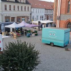 schon früh am Morgen startet der Wochenmarkt