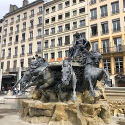 Der Der Bartholdi-Brunnen. Der Herr Bartholdi hat auch die Freiheitsstatue gemacht
