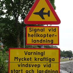 Warnung vor dem Wind des Rettungshubschraubers - doch das Schild zeigt etwas anderes.