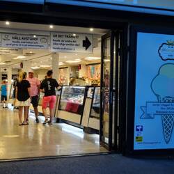 ...mit mehr als 300 hausgemachten, teils ungewöhnlichen Sorten