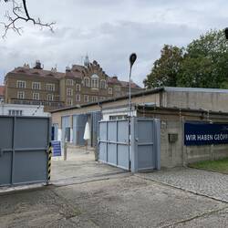 Bautzen II, das Haftgebäude ist im Hintergrund
