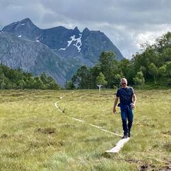 Stien er godt tilrettelagt med klopper over de våteste partiene. Bak ser vi Rundtinden (947 moh).