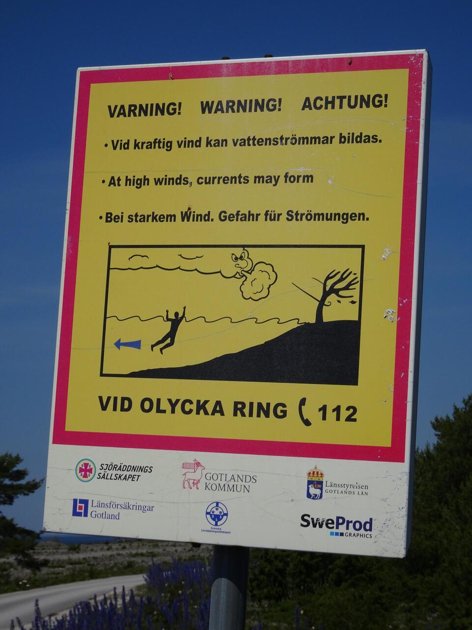 Die böse Wolke pustet den Baum um, während der arme Mensch in den Wellen ertrinkt. 😲