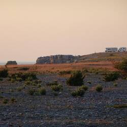 Camper warten an den Rauken auf den Sonnenuntergang.