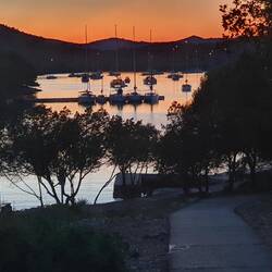 Ohne Ausflugsdampfer ist die Bucht am Abend richtig romantisch