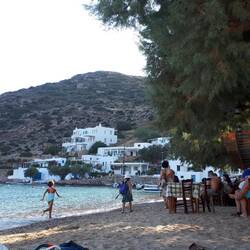 Ambiance taverne en fin de journée sur la plage à Vathy