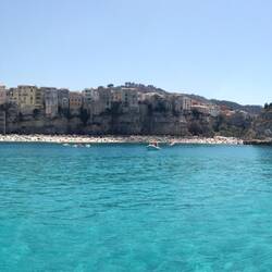 Tropea klebt am Hang