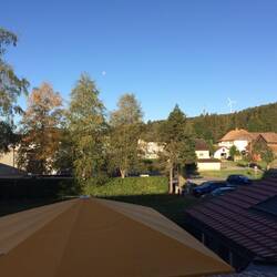 … Blick us em Zimmerfänster …