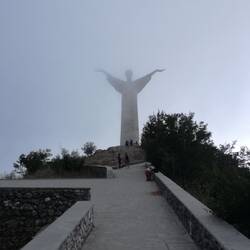 Die Christusstatue in Regenwolken gehüllt