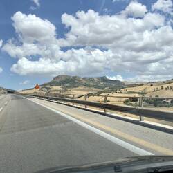 Enna von der Autobahn aus