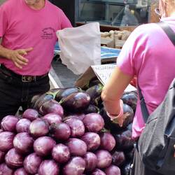 Marktmann, Gemüse und Kundin farblich abgestimmt