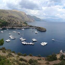 Bucht voller Boote an Bojen
