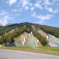 Ganz links die Skiflugschanze